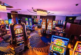 Tampilan layar Dragon Tiger Live menampilkan dua posisi kartu, panel kontrol pemilihan, dan video dealer langsung